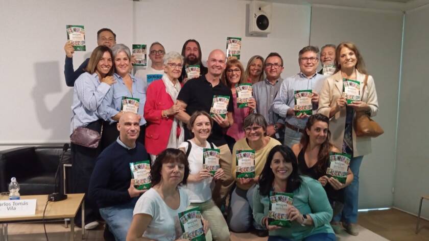 Carlos Tomás Vila presentando su libro El Bosque de los Refranes en la Biblioteca Ana María Matute, Valdemoro.