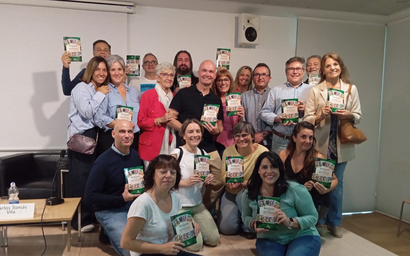 Carlos Tomás Vila presentando su libro El Bosque de los Refranes en la Biblioteca Ana María Matute, Valdemoro.