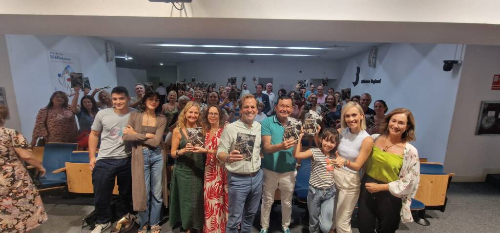 Presentación de la novela 'Su forma de querer' de Álvaro Armada en Murcia, con Azucena Marín como presentadora.
