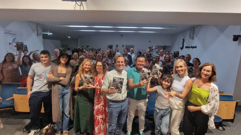 Presentación de la novela 'Su forma de querer' de Álvaro Armada en Murcia, con Azucena Marín como presentadora.