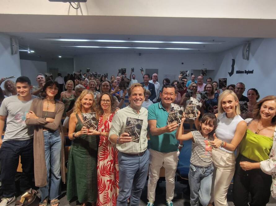 Presentación de la novela 'Su forma de querer' de Álvaro Armada en Murcia, con Azucena Marín como presentadora.