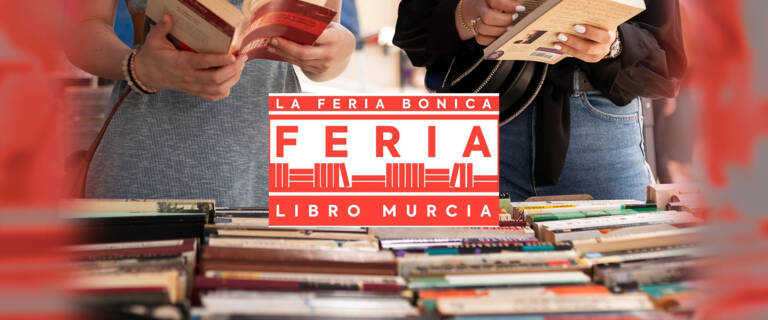 Personas hojeando libros en la Feria del Libro de Murcia 2024, organizada por la Editorial Grupo J3V.