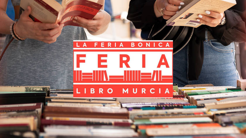 Personas hojeando libros en la Feria del Libro de Murcia 2024, organizada por la Editorial Grupo J3V.