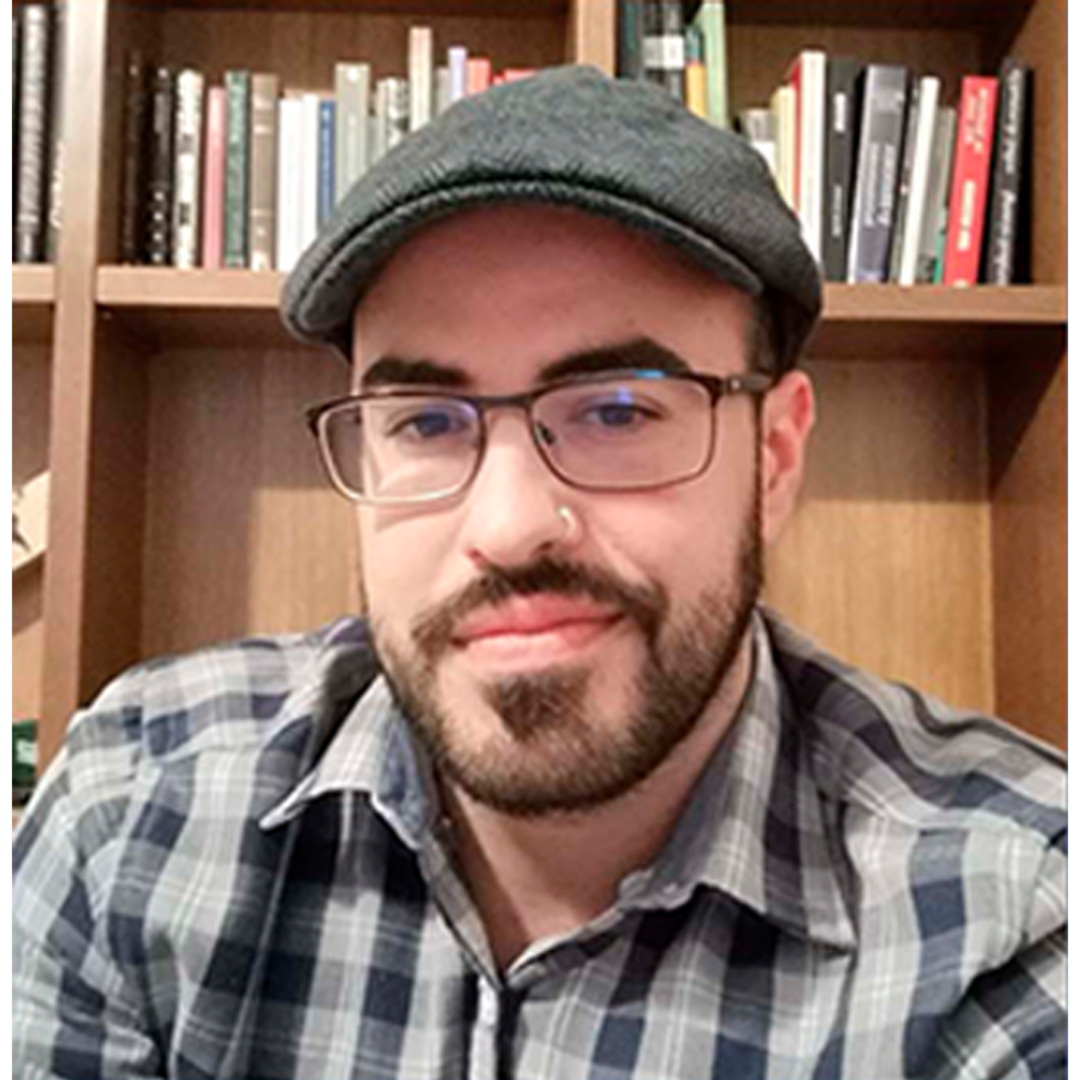 Retrato de Juan Carlos Martínez Don, autor de ciencia ficción, con libros de fondo, creador de La Piedad de Ceres.