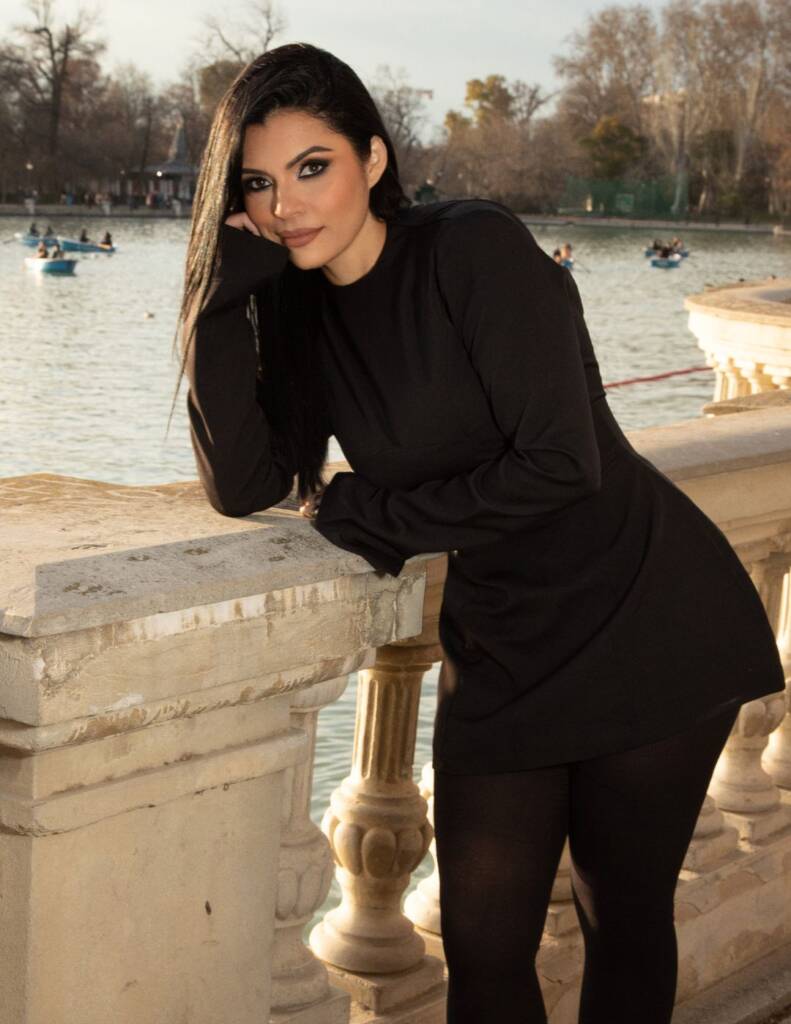 Fotografía de Arausi Alejandría Hernández, autora de Tu negocio millonario, experta en emprendimiento y crecimiento personal.