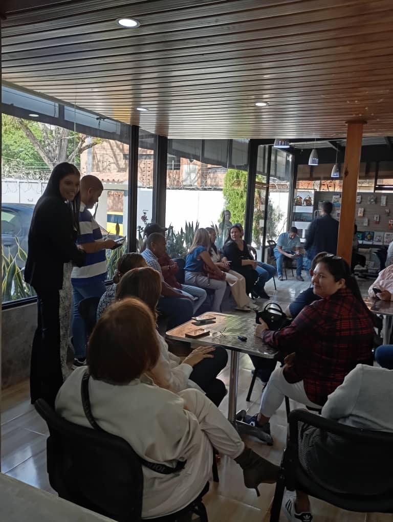 Foto del lanzamiento del libro Tu Negocio Millonario con Arausi Hernández en Valencia, Venezuela.