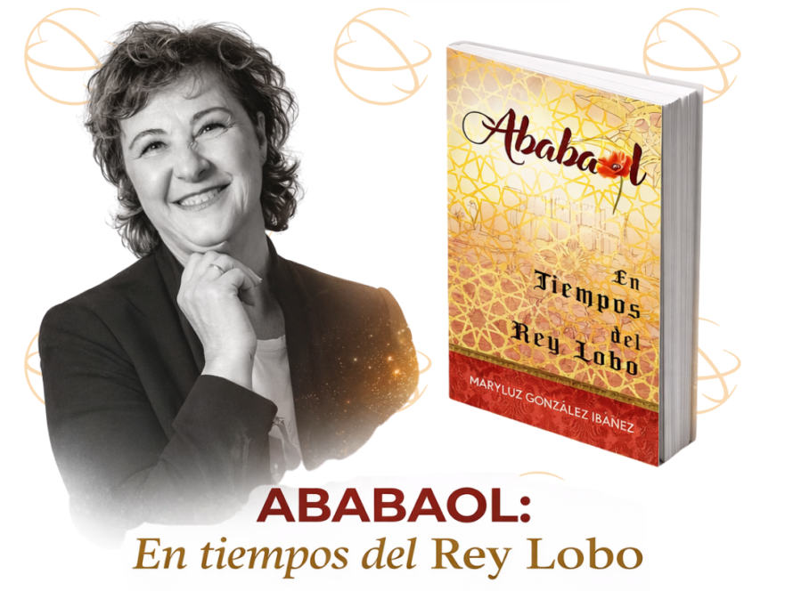 La autora Maryluz González Ibáñez posando sonriente con su novela histórica «Ababaol», destacada en un reportaje del periódico Diario Siglo XXI.